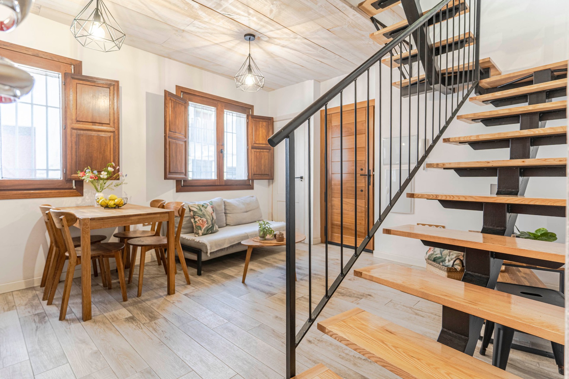 Camarón Suite — salón con escalera industrial