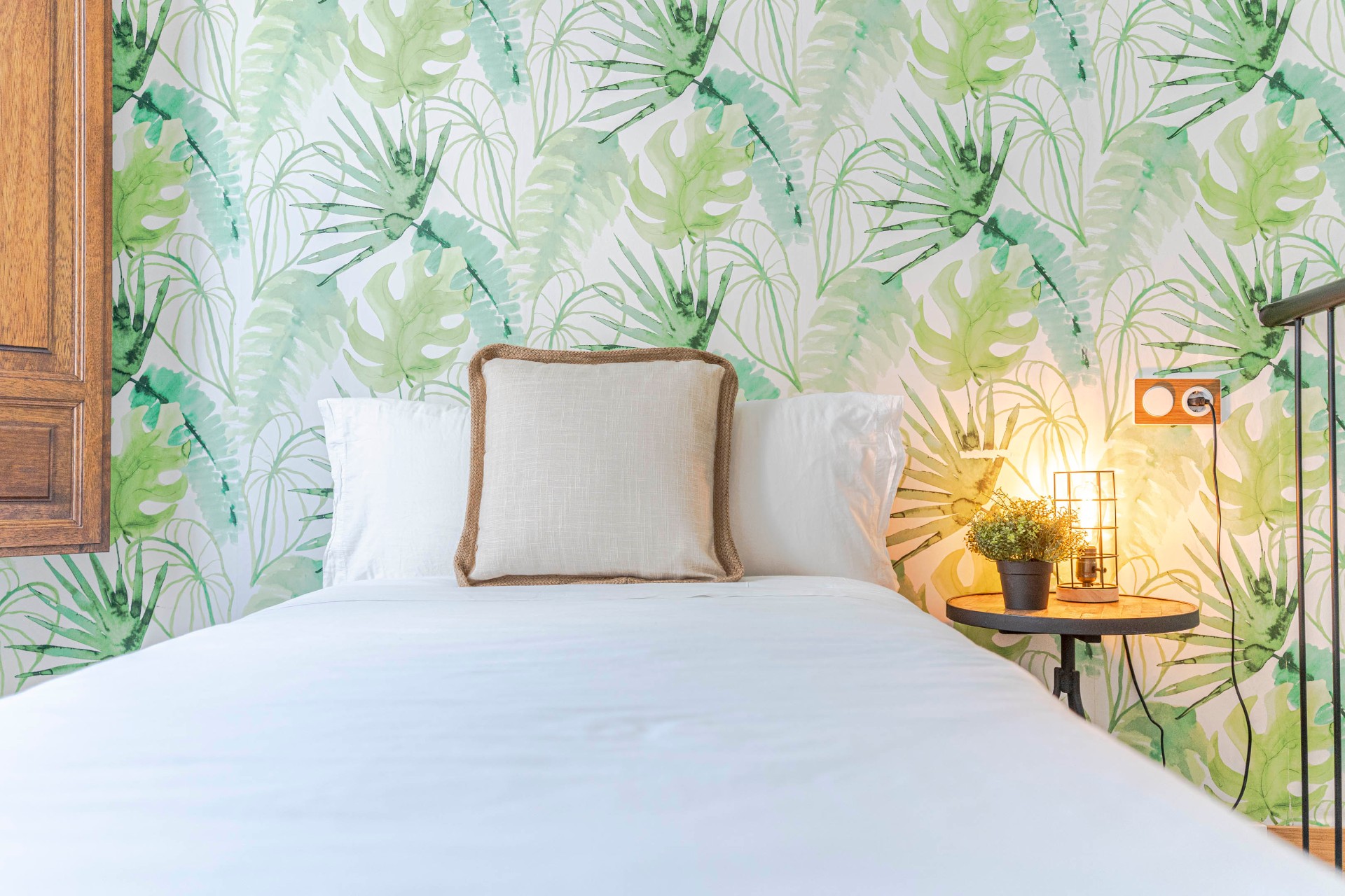 Habitación dúplex con papel pintado de hojas tropicales